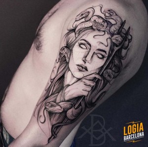 tatuaje_brazo_medusa_logia_barcelona_bruno_almeida  